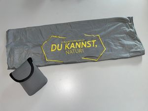 graues Handtuch mit gelber Stickerei