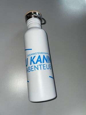 weiße Flasche mit blauem Aufdruck