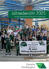 Gruppenfoto von jungen Menschen auf einer Treppe vor einem Gebäude, einige halten ein Banner mit der Aufschrift 'Deutsche Wanderjugend Wir feiern 25 Jahre Stiftung Wanderjugend'